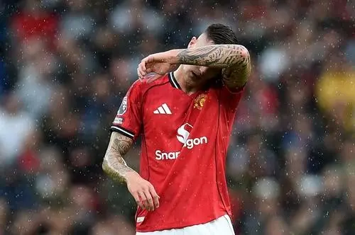 既无法背身, 跑动能力和, 他比安东尼 既无法背身, 跑动能力和, 他比安东尼